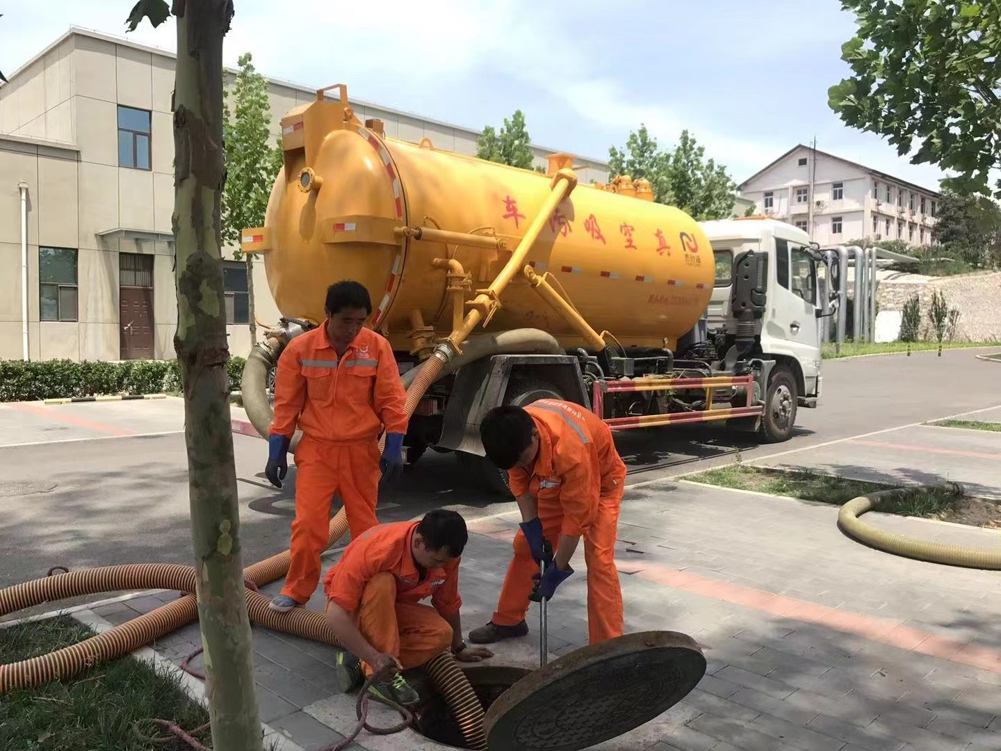 蒋湖农场管道疏通车停在窨井附近