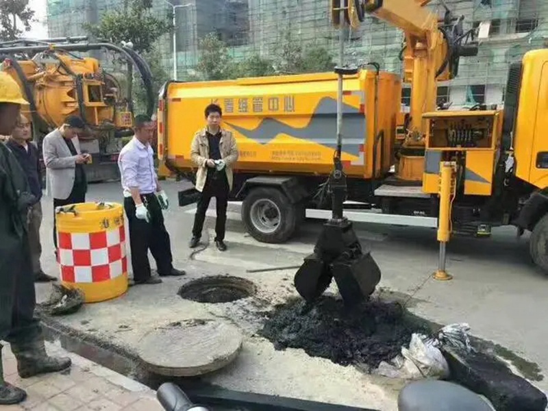 蒋湖农场街道：网格员化身“清道夫”，为民解忧疏通“堵心”化粪池