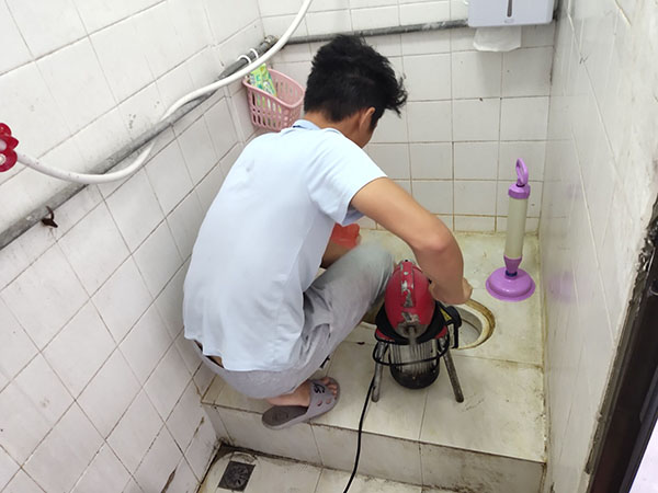 蒋湖农场肥皂掉到马桶里把马桶堵住了怎么办？马桶堵住了怎么办