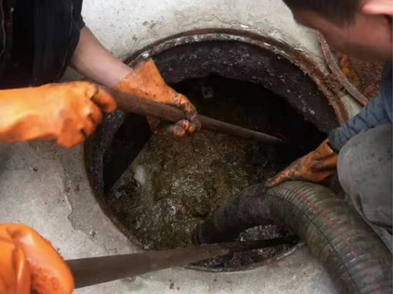 蒋湖农场清理化粪池时如何避免沼气的危害?